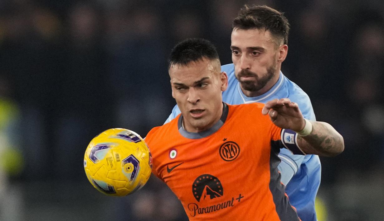 Pemain Inter Milan, Lautaro Martinez (kiri) berusaha melewati kiper Lazio, Mario Gila pada laga lanjutan Liga Italia 2023/2024 di Olympic Stadium, Roma, Italia, Senin (18/12/2023) dini hari WIB. (AP Photo/Andrew Medichini)