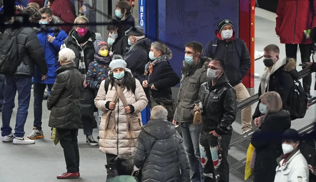 Orang-orang mengenakan masker yang menjadi mandat di stasiun kereta bawah tanah di pusat kota Essen, Jerman, Rabu (12/1/2022). Jerman pada Rabu melaporkan lebih dari 80.000 kasus corona covid-19 dalam sehari yang merupakan tertinggi sejak pandemi. (AP Photo/Martin Meissner)