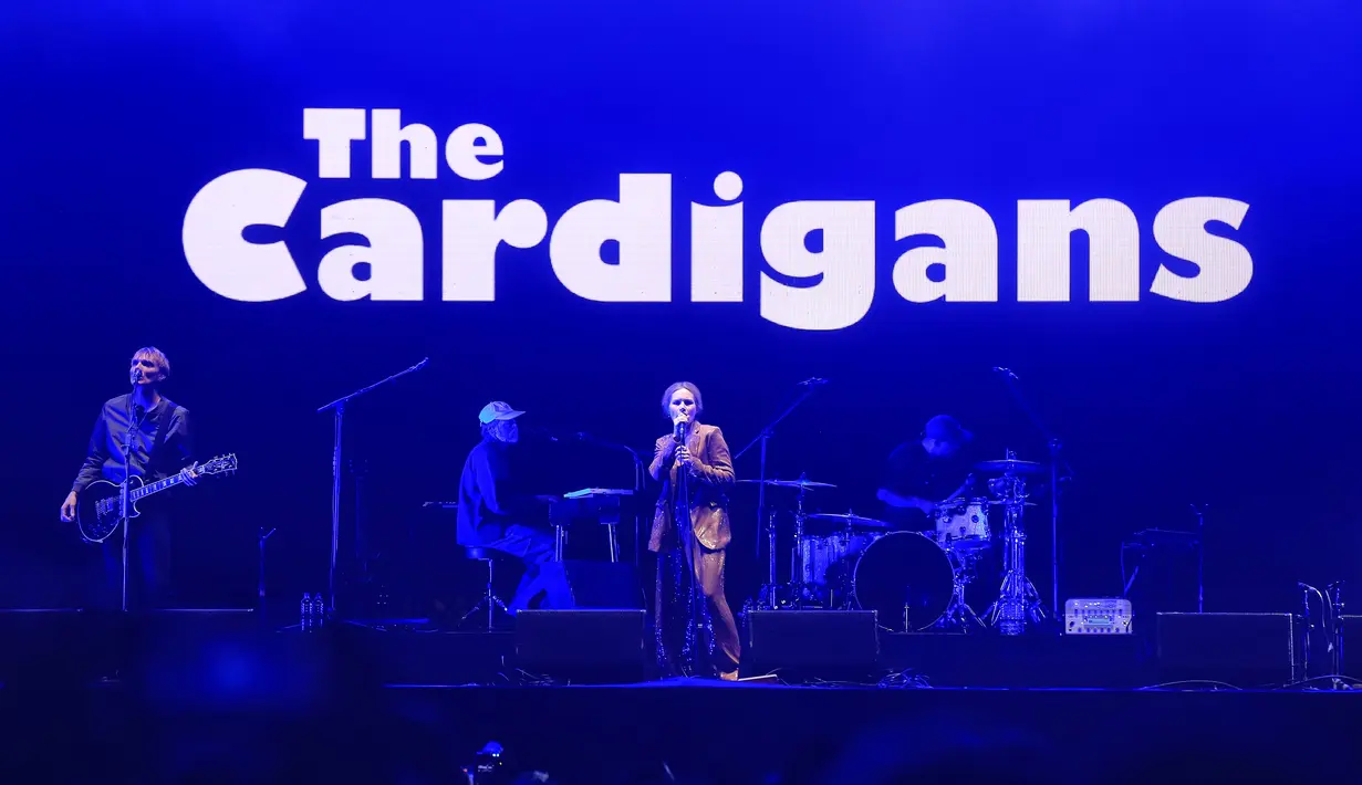 Nina Persson Cs menutup setlist dengan Carnival dan Lovefool. Dua lagu tersebut menutup malam 90an dengan manis dan nostalgic. [Adrian Putra/Fimela.com]