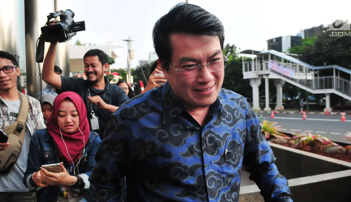 Kakak Andi Narogong, Dedi Prijono meninggalkan gedung KPK usai menjalani pemeriksaan terkait kasus korupsi e-KTP, Jakarta (1/8). (LIputan6.com/Helmi Afandi)
