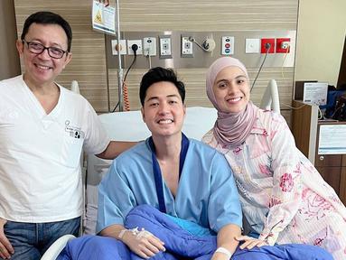 Sejak dua tahun lalu, suami dari Nycta Gina sudah menjalani berbagai perawatan, ia menceritakan pengalamannya tersebut dalam keterangan Instagramnya usai menjalani operasi. Menyebut sebagai kado terindah pada akhir tahun ini ia pun merasa lega tanpa harus merasakan sakit lagi. (Liputan6.com/IG/@missnyctagina)