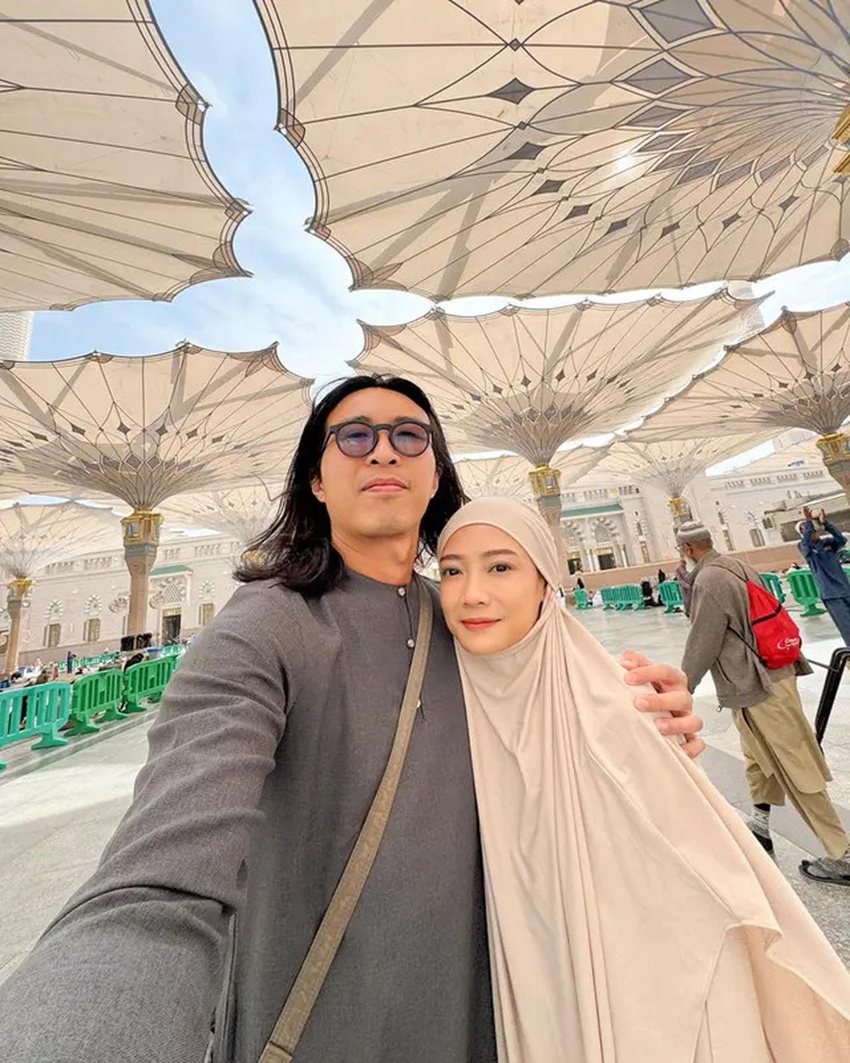 7 Potret Dokter Tirta dan Sang Istri Nisa An Nashr Umroh, Sering Dikira Masih Duda