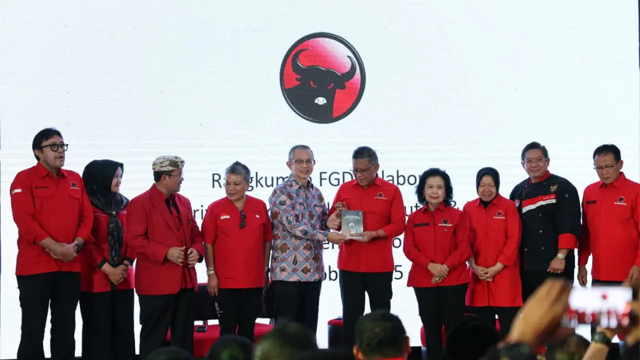 Sekretaris Jenderal PDI Perjuangan Hasto Kristiyanto (kelima dari kanan) saat membuka diskusi di Kantor DPC PDIP Cirebon, Jawa Barat, Sabtu (25/10/2025) (Istimewa)