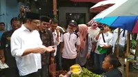 Calon Gubernur Jawa Barat Ridwan Kamil blusukan mendengar keluhan pedagang Pasar Kanoman Cirebon (Liputan6.com / Panji Prayitno)