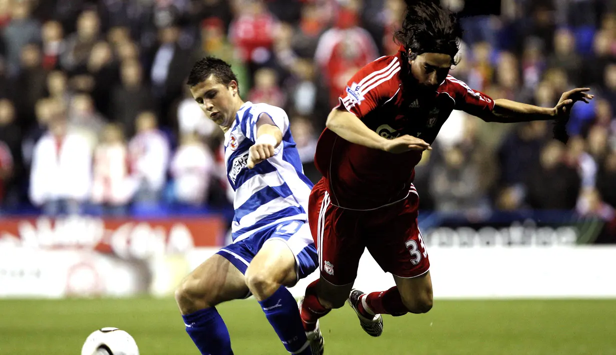 Gelandang Liverpool, Sebastian Leto (kanan) berebut bola dengan striker Reading, Shane Long pada laga Piala Liga Inggris 2007/2008 di Madejski Stadium, Reading (25/9/2007). Sebastian Leto yang pensiun pada Desember 2017 bersama Emirates Club tercatat hanya satu musim membela Liverpool pada 2007/2008 setelah didatangkan dari Lanus. Ia hanya tampil dalam 4 laga tanpa sekali pun bermain di Liga Inggris. Pada 2009/2010 ia dilepas permanen ke Panathinaikos setelah sempat semusim dipinjamkan ke Olympiacos. (AFP/Adrian Dennis)