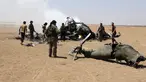 Pemberontak Suriah memeriksa reruntuhan helikopter milik Rusia yang ditembak jatuh di wilayah Idlib, Suriah, Senin (1/8). Helikopter berjenis Mi-8 itu membawa tiga kru dan dua petugas yang diperkirakan tewas. (Mohamed al - Bakour/AFP)
