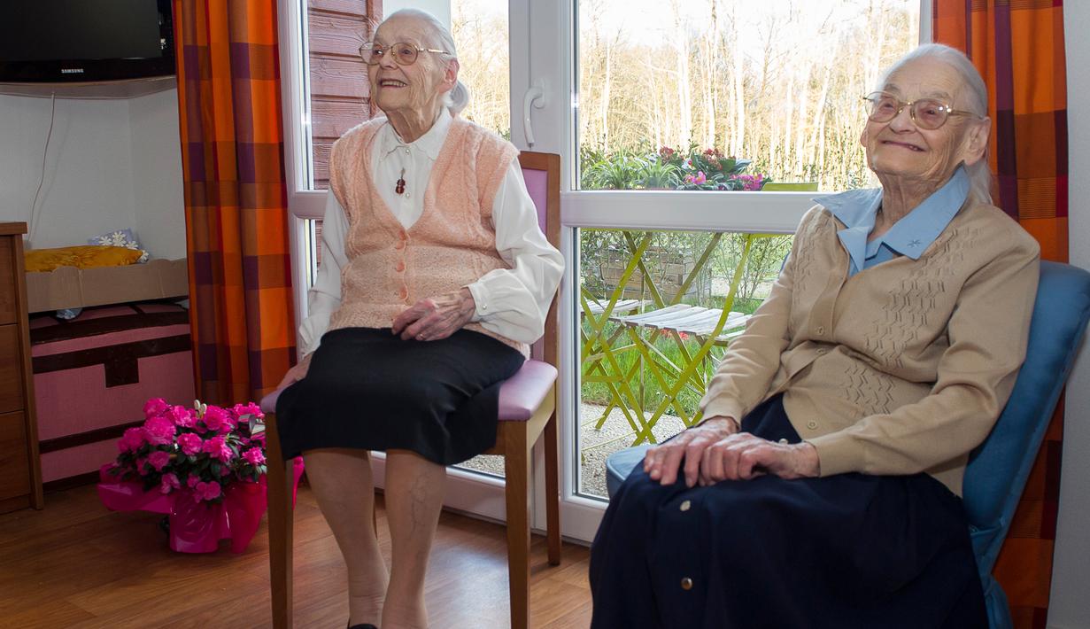 Paulette Olivier (kiri) dan Simone Thiot duduk santai saat berbincang di Ephad "Les Bois Blancs", Prancis (13/2). Paulette dan Simone lahir pada 30 Januari 1912 di Limeray, beberapa kilometer dari Amboise. (AFP PHOTO/GUILLAUME souvent)