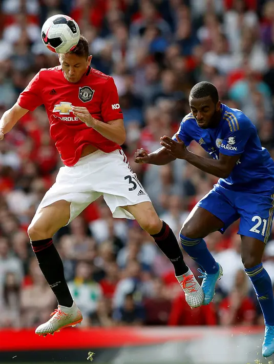 Pemain Manchester United Nemanja Matic (kiri) dan Ricardo Pereira Leicester City berebut bola saat bertanding pada laga Liga Inggris di Stadion Old Trafford, Manchester, Inggris, Sabtu (14/9/2019). MU menang atas Leicester. (Martin Rickett/PA via AP)
