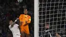 Virgil van Dijk tampil sebagai penentu kemenangan Belanda lewat golnya dari tendangan penalti jelang laga berakhir. (AP Photo/Thanassis Stavrakis)