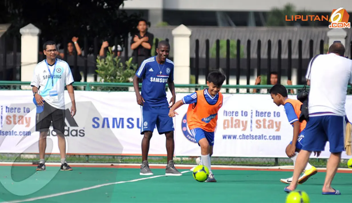 Hal serupa juga disampaikan Ramires. "Sangat menyenangkan, bisa berada di sini bermain bersama dengan anak-anak Indonesia. Saya sudah terbiasa dengan panas karena di negara saya (Brasil) juga panas, walaupun tidak sepanas di sini," kata Ramires.