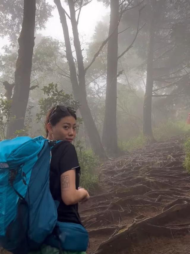 Bersama DJ Yasmine, Ini 7 Potret Seru Wendy Walters Mendaki Gunung Prau