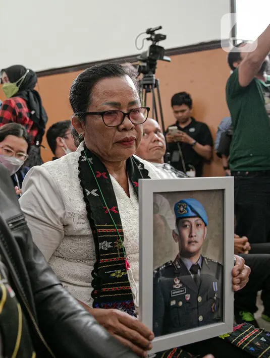 Ibunda Nofriansyah Yosua Hutabarat atau Brigadir J, Rosti Simanjuntak membawa foto sang anak saat menghadiri sidang vonis terdakwa Ferdy Sambo di Pengadilan Negeri Jakarta Selatan, Senin (13/2/2023). Rosti didampingi kuasa hukum keluarga Martin Lukas Simanjuntak menonton langsung sidang putusan terhadap Ferdy Sambo. (Liputan6.com/Faizal Fanani)