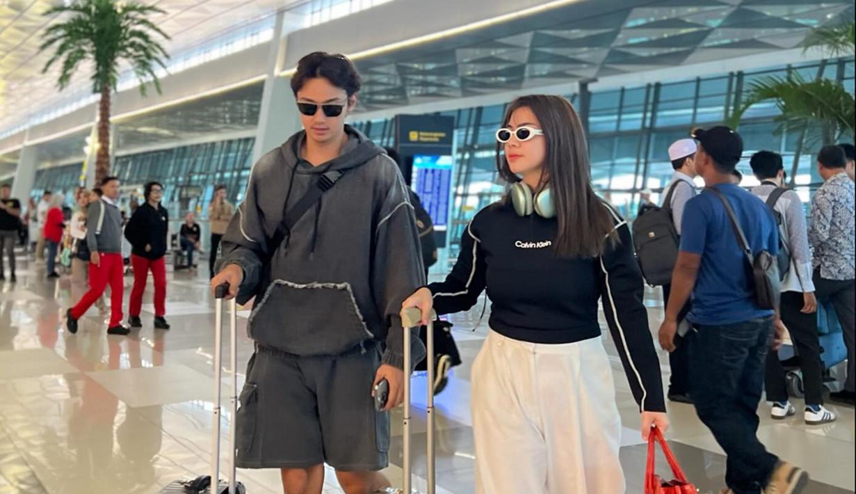 Bersama Caesar Hito, Felicya Angelista saat ini tengah berada di Dubai. Dalam momen tersebut terlihat keduanya tengah berada di bandara sambil membawa koper. Tampil dengan busana kasual, pasangan selebriti ini terlihat keren dalam perjalanannya ke luar negeri. (Liputan6.com/IG/@felicyangelista_)
