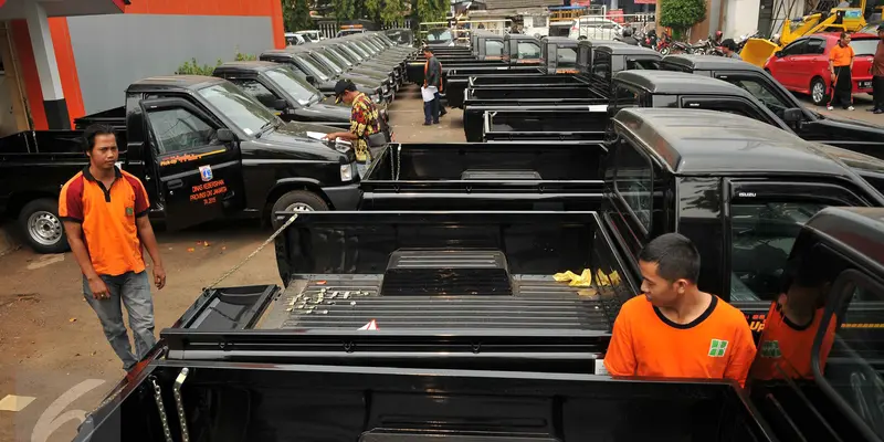 20151023-Dinas Kebersihan DKI Dapat 77 Unit Mobil Operasional-Jakarta