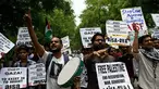 Pengunjuk rasa India meneriakkan slogan anti-Israel di kedutaan Israel di New Delhi pada tanggal 14 Juli 2014. (AFP PHOTO / Prakash SINGH)