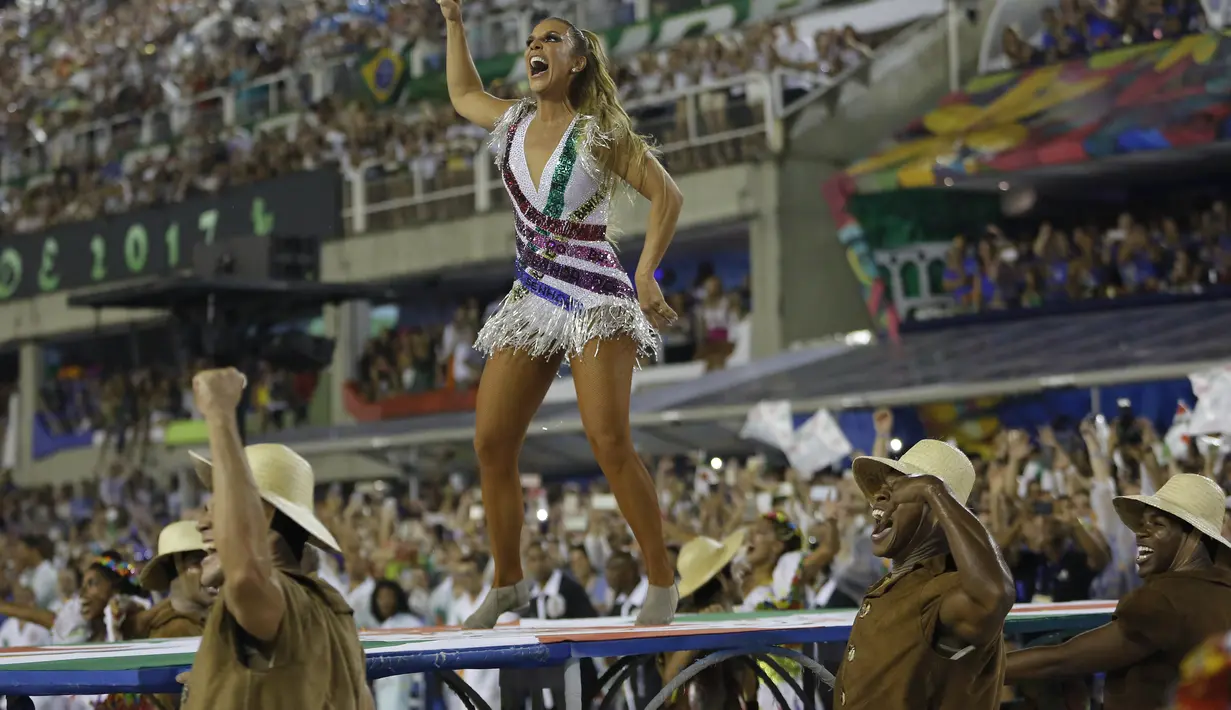 Seorang wanita tampak berjoget saat ikut dalam Karnaval Samba di Sambadrome, Rio de Janeiro, Brasil, Senin (27/2). Karnaval Samba dimeriahkan oleh hampir seluruh sekolah samba di Brasil. (AP Photo / Leo Correa)