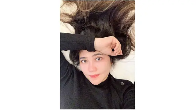 Saat sedang beristirahat, pelantun lagu Selow ini tampil tanpa menggunakan makeup.