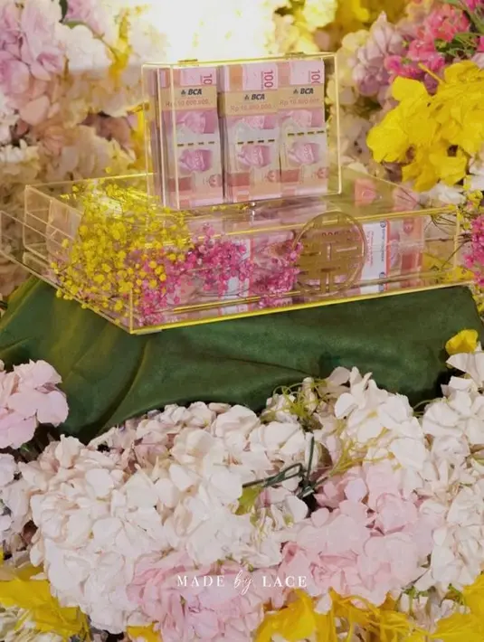 Kemudian segepok uang tunai yang diperkirakan netizen berjumlah ratusan hingga miliaran rupiah. [Foto: IIG/madebylace_).
