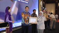 Kepala Kantor Pertanahan (Kantah) Kabupaten Kulon Progo, Anna Prihaniawati menerima penghargaan Wilayah Tertib Administrasi Berintegritas (WTAB) dari Menteri Agraria dan Tata Ruang/Kepala Badan Pertanahan Nasional (ATR/BPN), Agus Harimurti Yudhoyono (AHY), Selasa 20 Agustus 2024. (Ist).