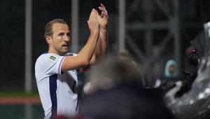 Striker Timnas Inggris, Harry Kane, berterima kasih kepada fans The Three Lions untuk dukungan di Daugava Stadium, Riga, Latvia, saat Inggris menang telak 5-0 atas Latvia, Rabu (15/10/2025) dini hari WIB. Kemenangan ini memastikan Inggris menjadi tim pertama yang lolos ke putaran final Piala Dunia 2026 dari Eropa. (Gints Ivuskans / AFP)