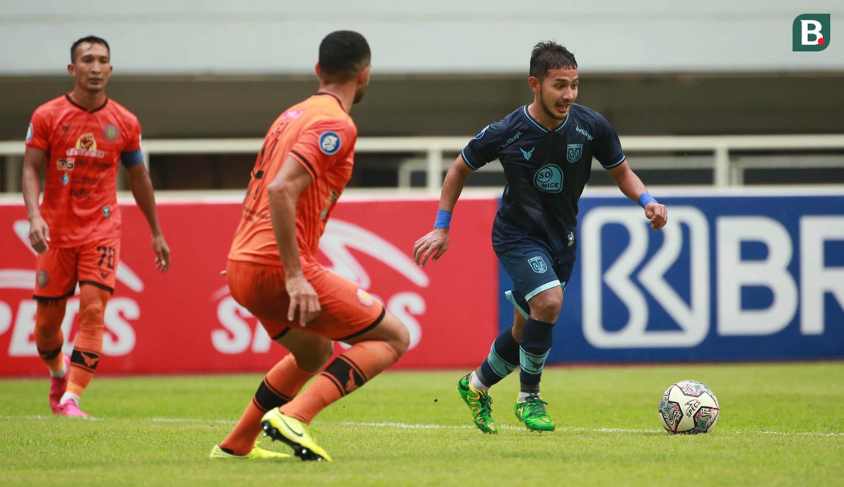 Pemain Persela Lamongan, Gian Zola (kanan) berusaha melewati pemain Persiraja Banda Aceh dalam laga pekan ke-5 BRI Liga 1 2021/2022 di Stadion Pakansari, Bogor, Selasa (28/9/2021). Persela menang 1-0. (Bola.com/ M Iqbal Ichsan)