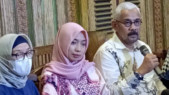 istri arya daru diplomat kemlu muncul ke publik
