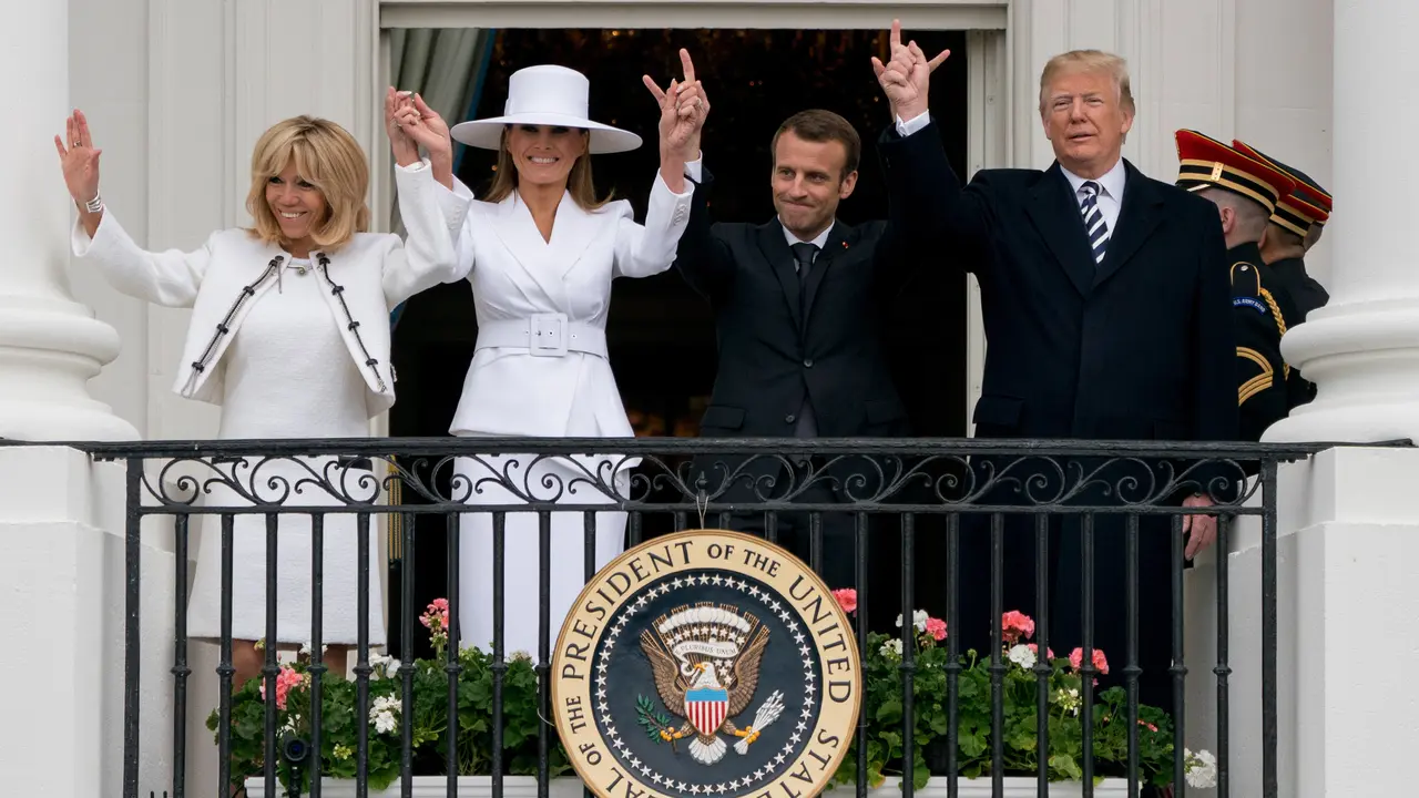 Bikin Pangling, Melania Trump Kenakan Topi Saat Sambut Presiden Prancis