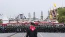 Petugas polisi yang mengenakan masker wajah berdiri dalam antrean, melindungi kawasan di sekitar Grand Palace selama protes di Bangkok, Thailand, Minggu (20/9/2020). (AP Photo/Wason Wanichakorn)