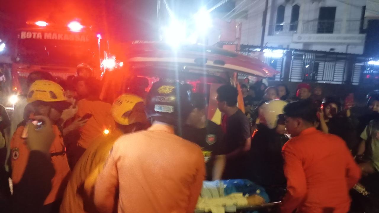 Evakuasi korban kebakaran di Jalan Paccerakkang Raya, Makassar. (Istimewa).