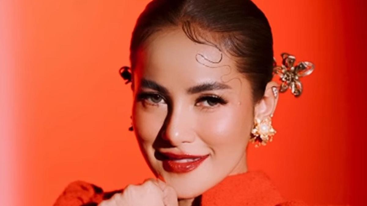 Gaya Olla Ramlan dengan Kebaya Ekor Panjang Nuansa Merah Putih Peringati HUT RI ke-80