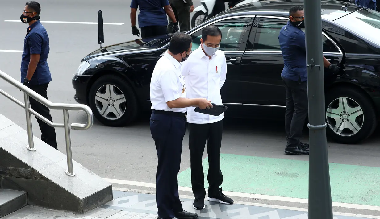 Presiden Joko Widodo (kanan) berbincang dengan Gubernur DKI Jakarta Anies Baswedan usai meninjau kesiapan penerapan prosedur standar New Normal di Stasiun MRT Bundaran HI, Selasa (26/5/2020). Jokowi meninjau kesiapan fasilitas umum untuk mendukung tatanan new normal. (Tribunnews/Irwan Rismawan/Pool)