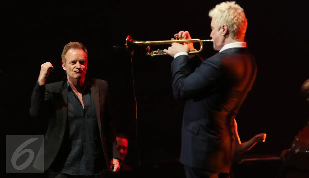 Duet maut Sting dan Chris Botti di atas panggung Java Jazz Festival 2016 yang berlangsung di BNI Hall, JIEXPO Kemayoran, Jakarta, Minggu (6/3). Kolaborasi memukau itu menutup pagelaran JJF yang dimulai sejak 4 Maret 2016. (Liputan6.com/Herman Zakharia)