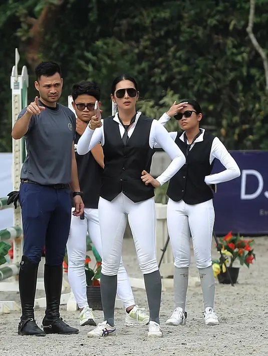 Reshwarya Argya Ardinal suami Nabila merupakan lulusan University Twente, Belanda. Setelah menyelesaikan studynya, suami Nabila Syakieb mengurus Equesterian terbaik di Asia Tenggara yang diberi nama Arthayasa Stables. 
 [Foto:  Bambang E Ros/Fimela.com]