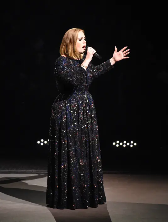 Sebelum memulai konser, Adele menyempatkan waktu untuk membicarakan soal berita yang sedang hangat mengenai Brangelina. Ia juga mendedikasikan malam itu untuk Joli dan Pitt. Wanita berusia 28 Tahun ini ikut sedih atas kasus mereka. (AFP/Bintang.com)