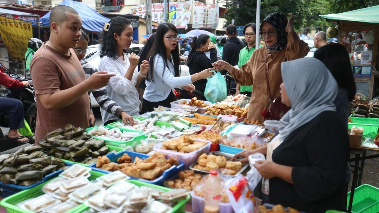 FOTO: Ramai Warga Kwitang Berburu Takjil di Hari Keenam Ramadan 1447 H