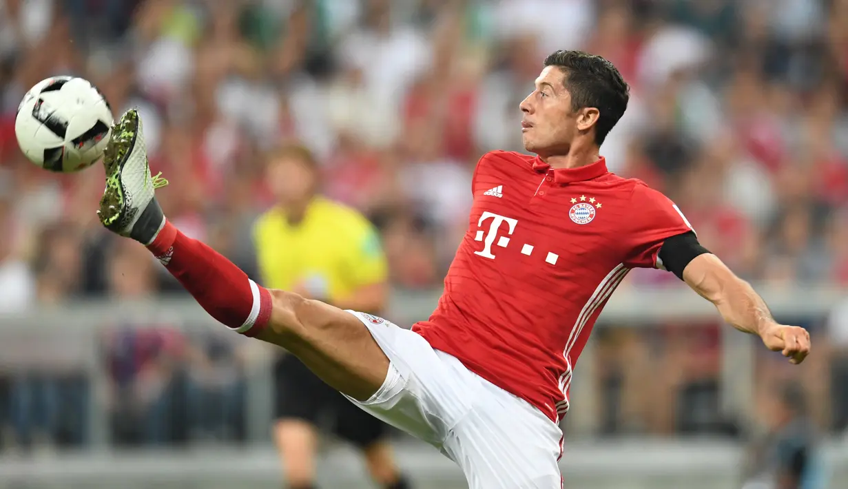 Bintang Bayern Munich, Robert Lewandowski berada pada urutan keempat dan telah mencetak lima gol hingga pekan ke-8 Bundesliga, Jerman. (EPA/Peter Kneffel)