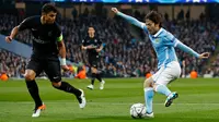 Gelandang Manchester City, David Silva (kanan) berusaha melewati bek PSG, Thiago Silva di leg kedua liga Champions di Etihad Stadium, Inggris (13/4). City menang atas PSG dengan skor 1-0. (Reuters/Jason Cairnduff)