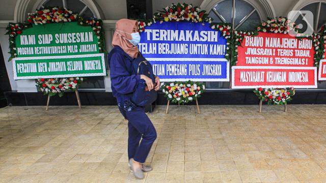 FOTO: Dukung Penyelamatan Polis, Nasabah Kirim Karangan Bunga ke Kantor Jiwasraya