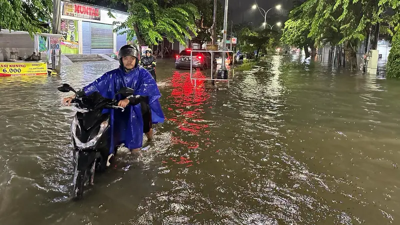 Banjir Semarang Rendam Stasiun Semarang Tawang, 4 KA Jalur Pantura Dialihkan ke Selatan