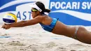 Atlet voli Jepang, Megumi Murakami, berusaha mengembalikan bola saat pertandingan melawan Kazakhstan pada laga Asian Games 2018 di Palembang, Minggu (26/8/2018). (AFP/Mohd Rasfan)