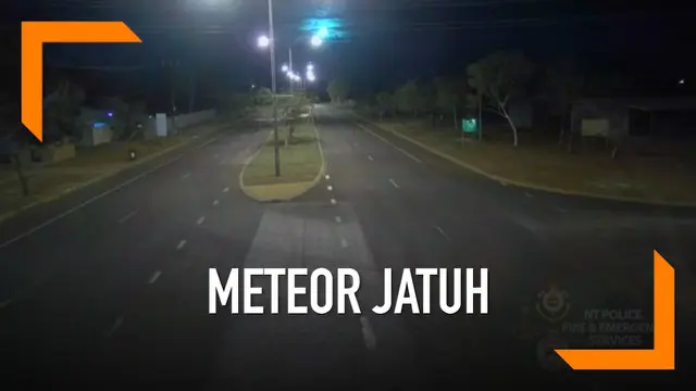 Sebuah momen saat benda diduga meteor jatuh di langit Australia Utara terekam kamera CCTV. Saksi yang melihat kejadian tersebut mengaku juga mendengar suara besar saat meteor terlihat.