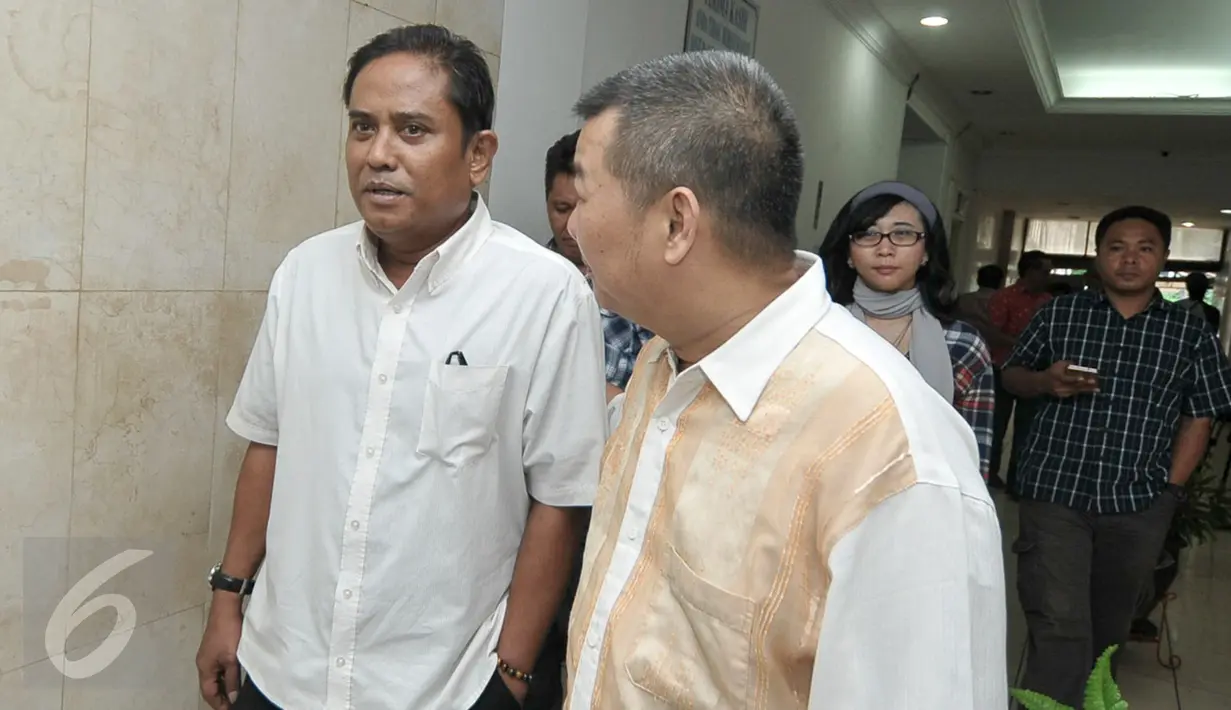 Relawan LRJ tambahkan sejumlah bukti terkait kasus Ahmad Dhani ke Polda Metro Jaya, Jakarta, Rabu (16/11). Sebelumnya, Ahmad Dhani dilaporkan Relawan Jokowi karena dianggap menghina Presiden Jokowi. (Liputan6.com/Yoppy Renato)