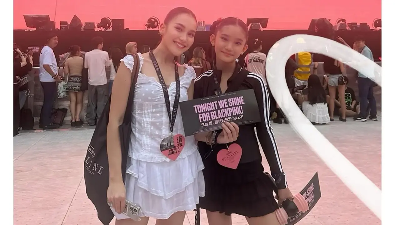 8 Gaya Artis dan Anaknya Nonton BLACKPINK 'DEADLINE' di Jakarta, Kompak Abis