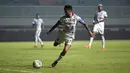 Striker Bali United, Stefano Lilipaly, melepaskan tendangan ke arah gawang Tira Persikabo pada laga Shopee Liga 1 di Stadion Patriot Pakansari, Bogor, Kamis (15/8). Bali menang 2-1 atas Tira Persikabo. (Bola.com/Yoppy Renato)