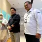 (Ki-Ka) Nasabah BSI, Direktur Utama BSI Hery Gunardi dan RCEO BSI Jakarta 1 Deden Durachman Sedang usai meninjau layanan ATM BSI yang sudah pulih kembali di Gedung Wisma Mandiri I di Jakarta , Kamis (11/05/2023). (Liputan6.com)