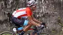 Pebalap Indonesia Dady Suryadi dari tim Terengganu Cycling melintasi jalur tanjakan kelok 44  etape ke-4 Tour de Singkarak 2016 di Kabupaten Agam, Sumatera Barart. (Bola.com/NIcklas Hanoatubun)