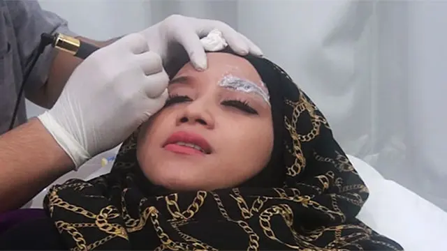 [VIDEO] Percantik Diri, Sefti Sanustika Lakukan Sulam Alis