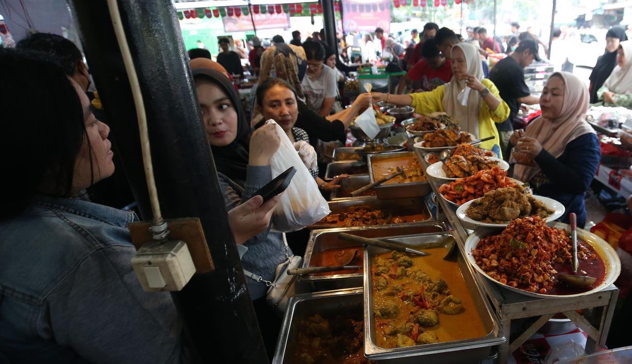 Pengunjung begitu leluasa memilih beragam menu berbuka puasa sesuai selera. Tampak dalam foto, aktivitas jual beli di Pasar Takjil Ramadan, Bendungan Hilir (Benhil), Jakarta, Senin (23/2/2026). (merdeka.com/Arie Basuki)