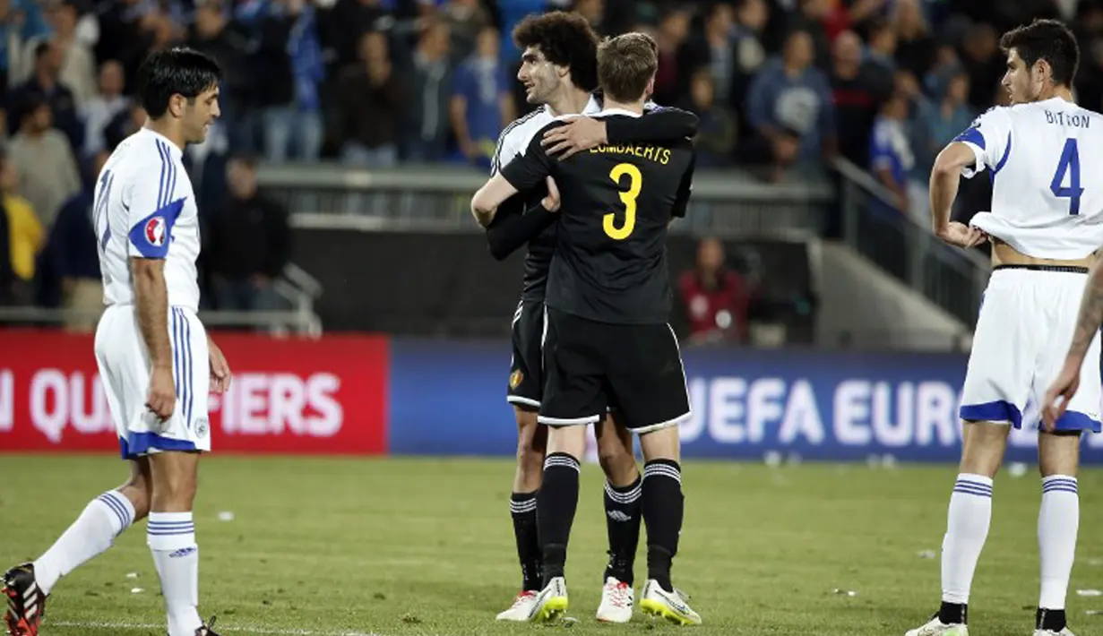 Gelandang Belgia, Marouane Fellaini (kedua  kiri) merayakan selebrasi usai mencetak gol ke gawang Israel pada kualifikasi Piala Eropa 2016 di Teddi Malcha Stadium, Jerusalem,Rabu (1/4/2015). Belgia menang 1-0 melawan Israel. (AFP PHOTO/Thomas Coex)