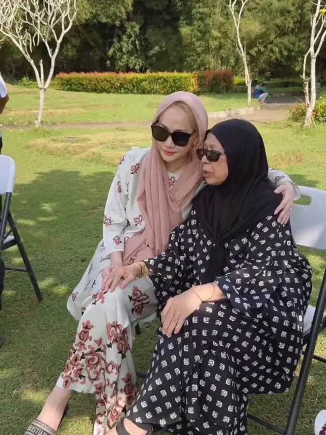 Potret BCL Nyekar ke Makam Bareng Keluarga Mendiang Ashraf/Instagram Bunga Citra Lestari